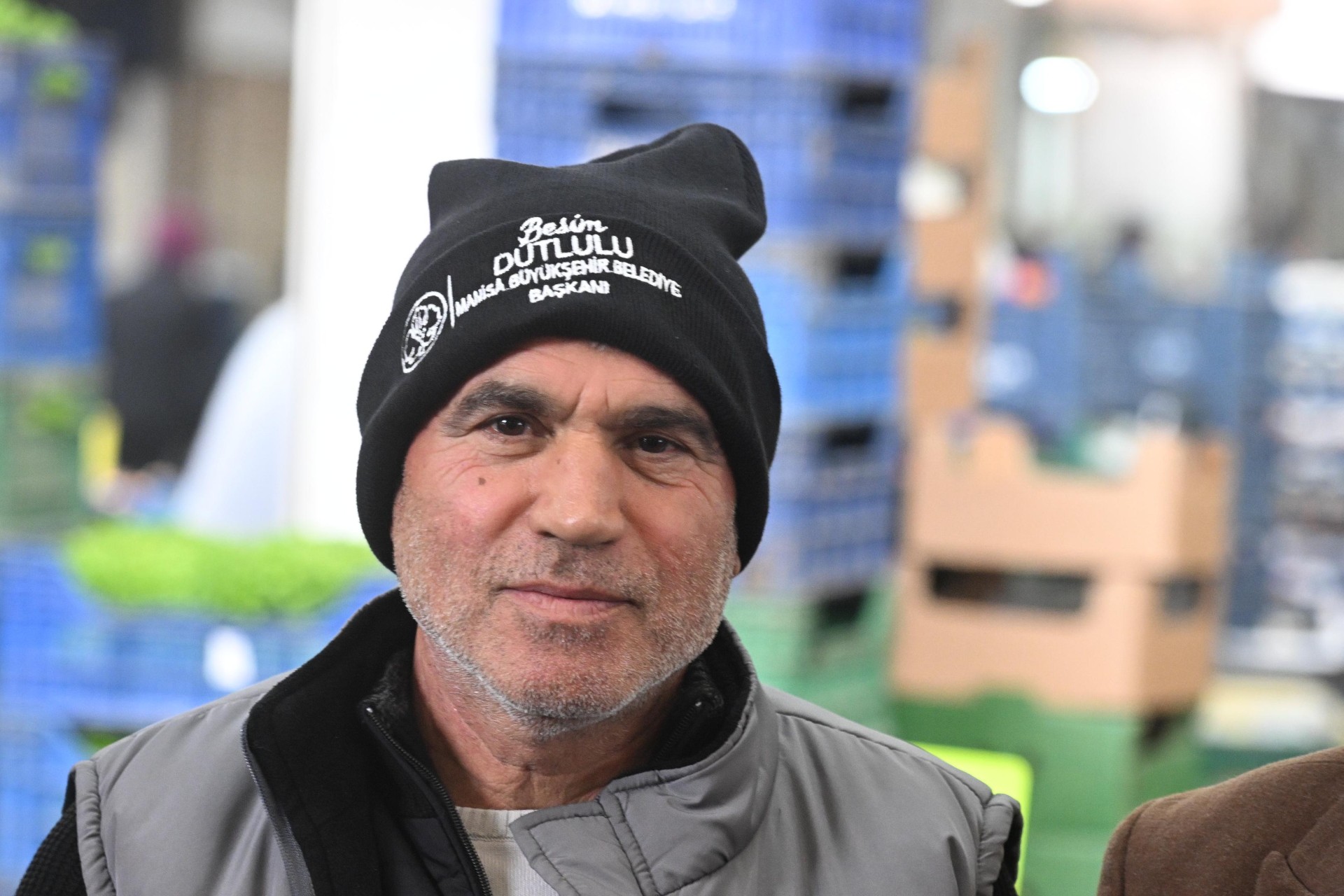 Salihli’de Esnafa "Sıcak" Destek: Çarşamba Pazarı’nda Eldiven ve Bere Dağıtıldı