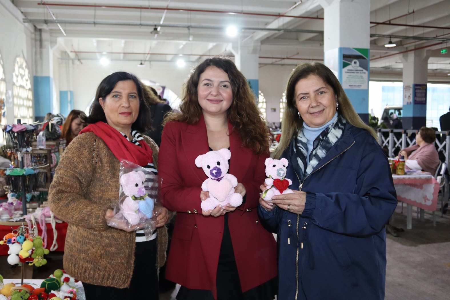 YUNUSEMRE’DE 14 ŞUBAT TEMALI PAZAR KURULDU