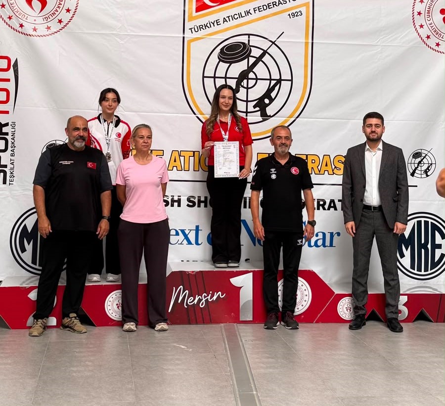 Manisalı milli sporcu İrem Denktaş’tan Türkiye rekoru üstü atış