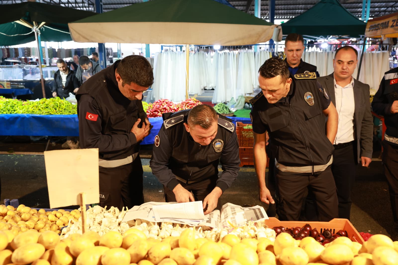 Şehzadeler’de Pazarda Sıkı Denetim: Fahiş Fiyata ve Kaçak Ürüne Geçit Yok